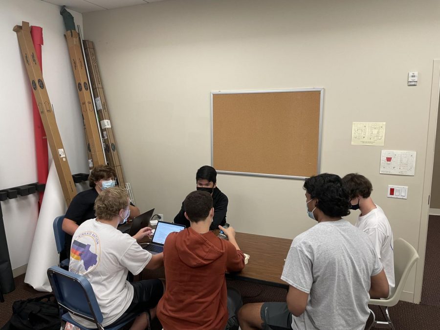 Sophomore and host Matthew Godinich talks investment with sophomores Reece Moulton, Kemper Hicks, and Matthew Lewis as well as juniors Amruth Nandish and Tanner McNamara. Not pictured: junior Ali Yousuf. 