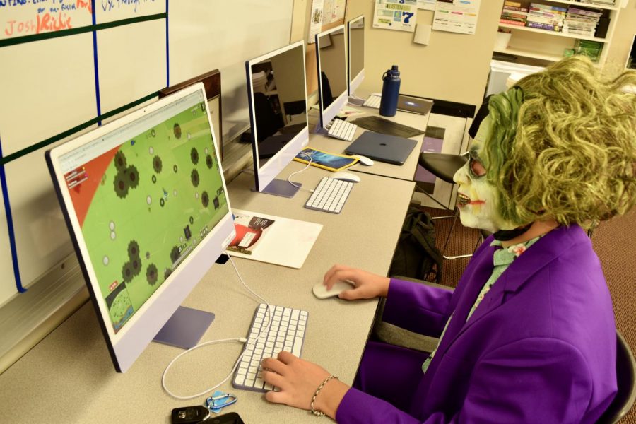 Matthew+Godinich%2C+23%2C+engages+in+a+game+of+surviv.io+dressed+as+The+Joker.