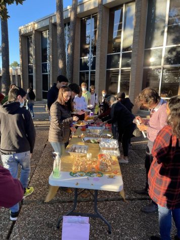 Upper School students and faculty stopped by the Diwali feast between classes.