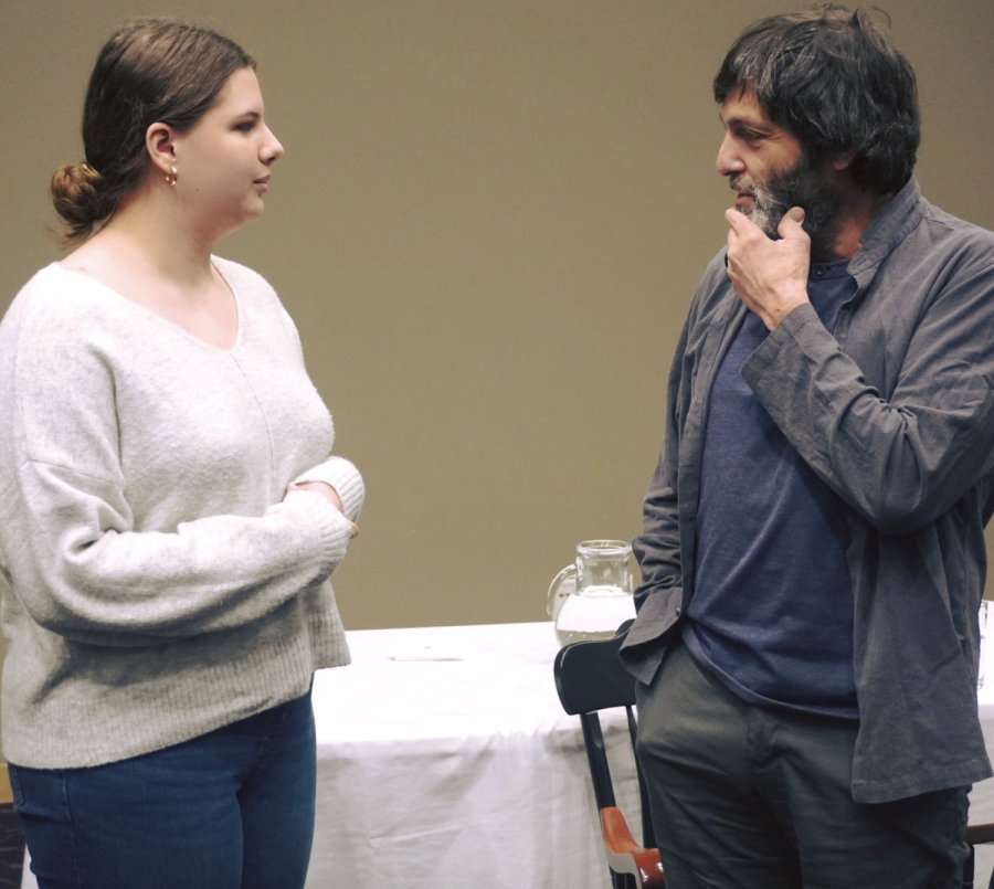 Prof. Dan Ariely speaks to Meredith Wood, a senior, during his sessions in the Amphitheater.
