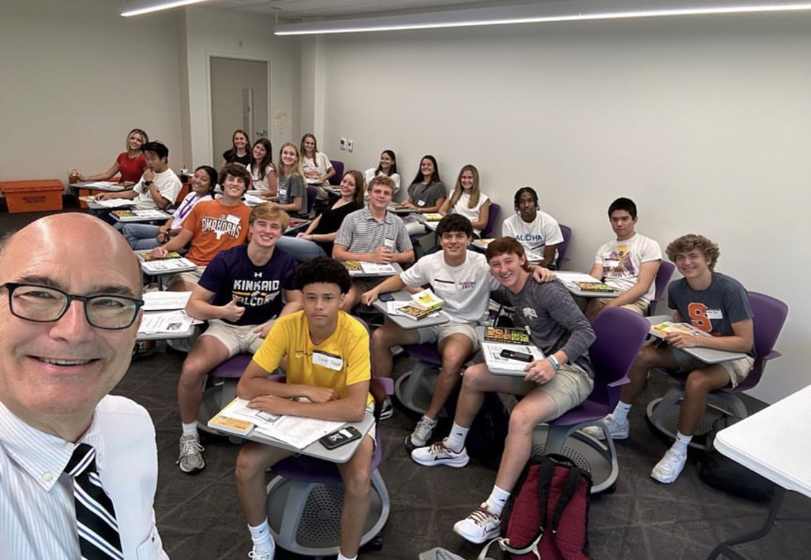 Dr. Ed Harris poses for a selfie with his Fundamentals of Business and Finance class.