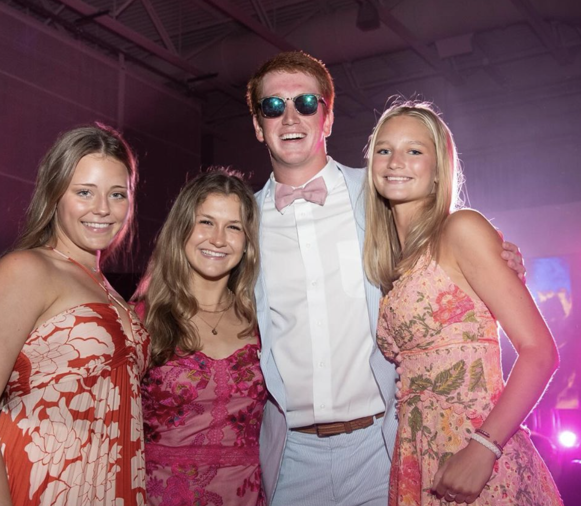 A group of juniors pose at prom.