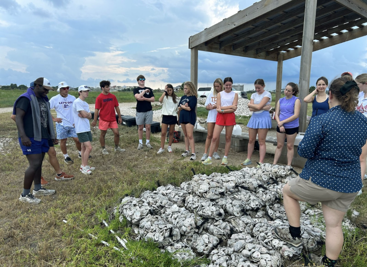 Ms. Kacie Horton’s class examines the oysters while being led by an instructor. 