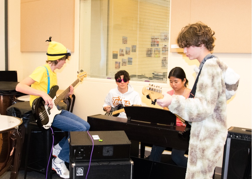 Electric Lunch members Jack James and Bryce Goldstein, both freshmen, and sophomores Isaac Mayer and Helen Ren rehearse during lunch for their upcoming performance.