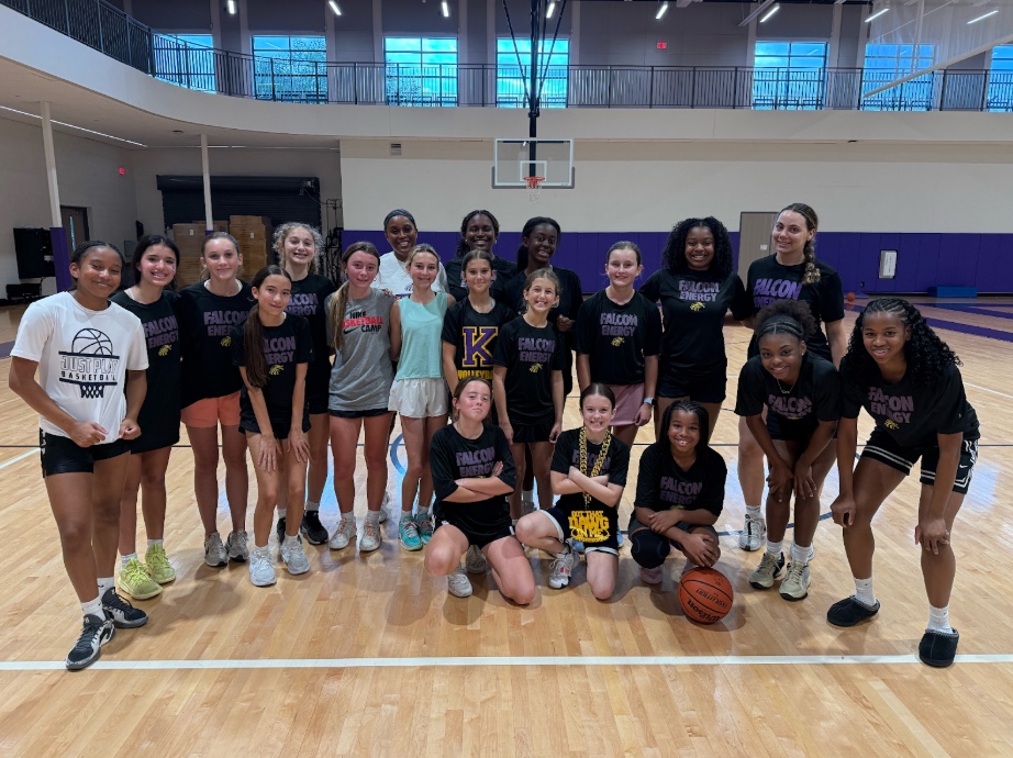 Coach Stacy Marshall and counselors — juniors Lauren Hull, Ma’Ryiah Alfred, Alex Gordon, Kam Flora, Sydney Marshall and Victoria Walton — pose for a photo with the middle school campers after camp.